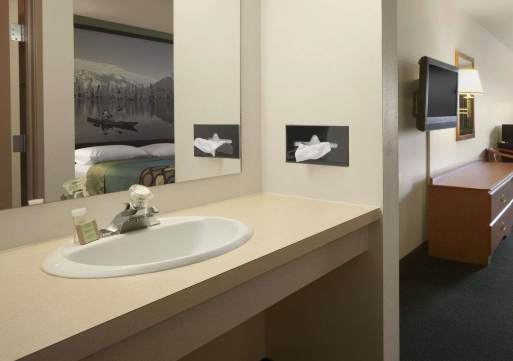 Super 8 by Wyndham Salmon