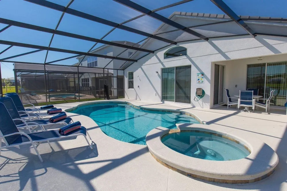 Stunning 4 bed Villa With Modern Decor and a South Facing Pool and spa Overlooking Water - 372