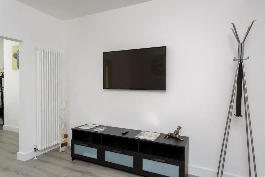 Oliverball Serviced Apartments - Harold House - Modern open plan 4 bedroom, 3 bathroom house in Portsmouth