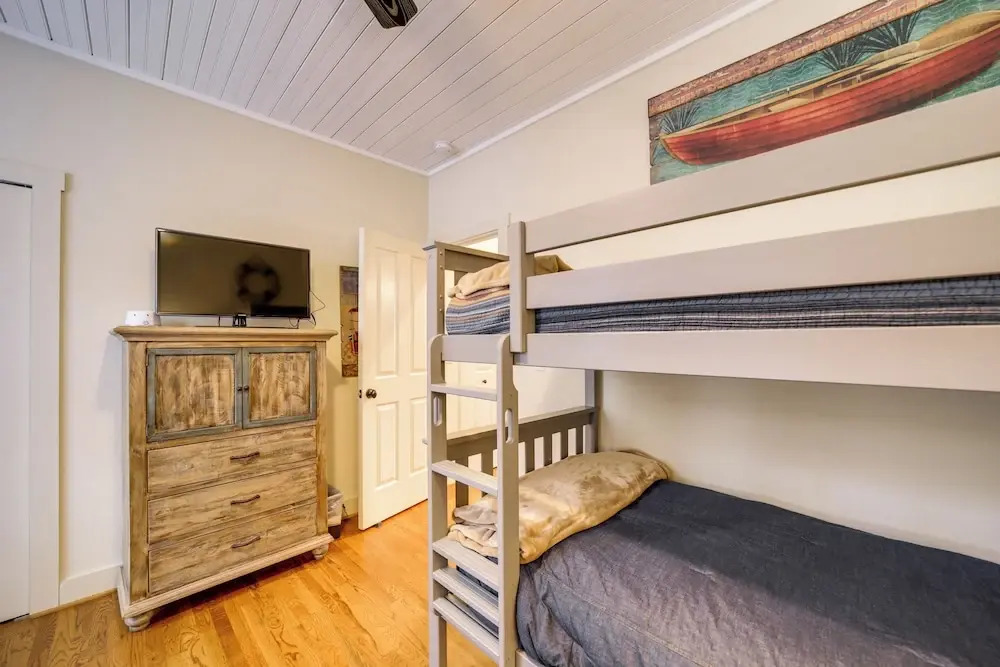 Hike & Boat: Cozy Bear Lake Cottage!