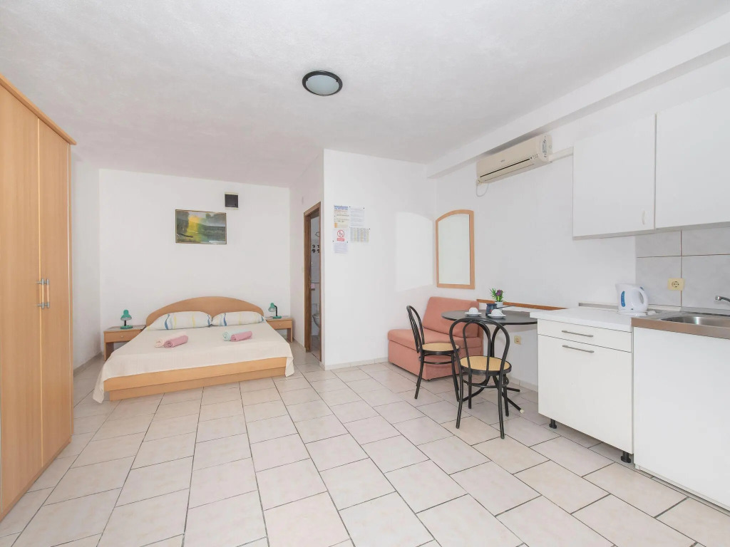 Relaxing Apartment in Okrug Gornji near Mavarstica Beach