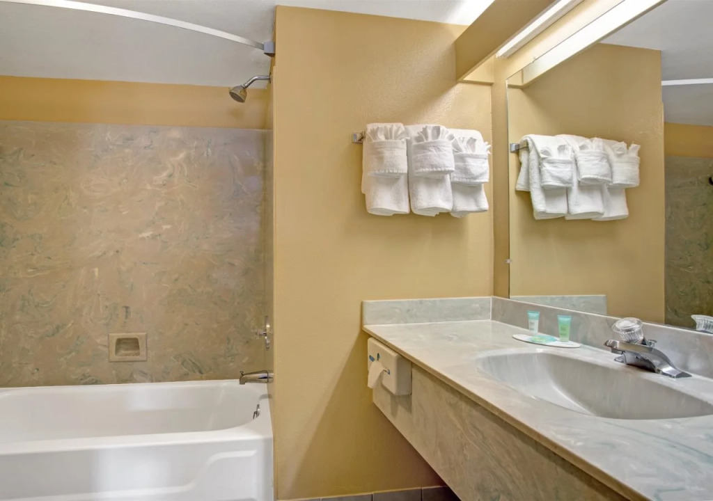 Howard Johnson Express Inn And Suites Lakes Front