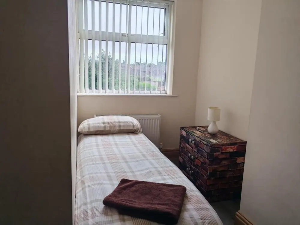 House - Sleeps 4 - Garden - on Street Parking