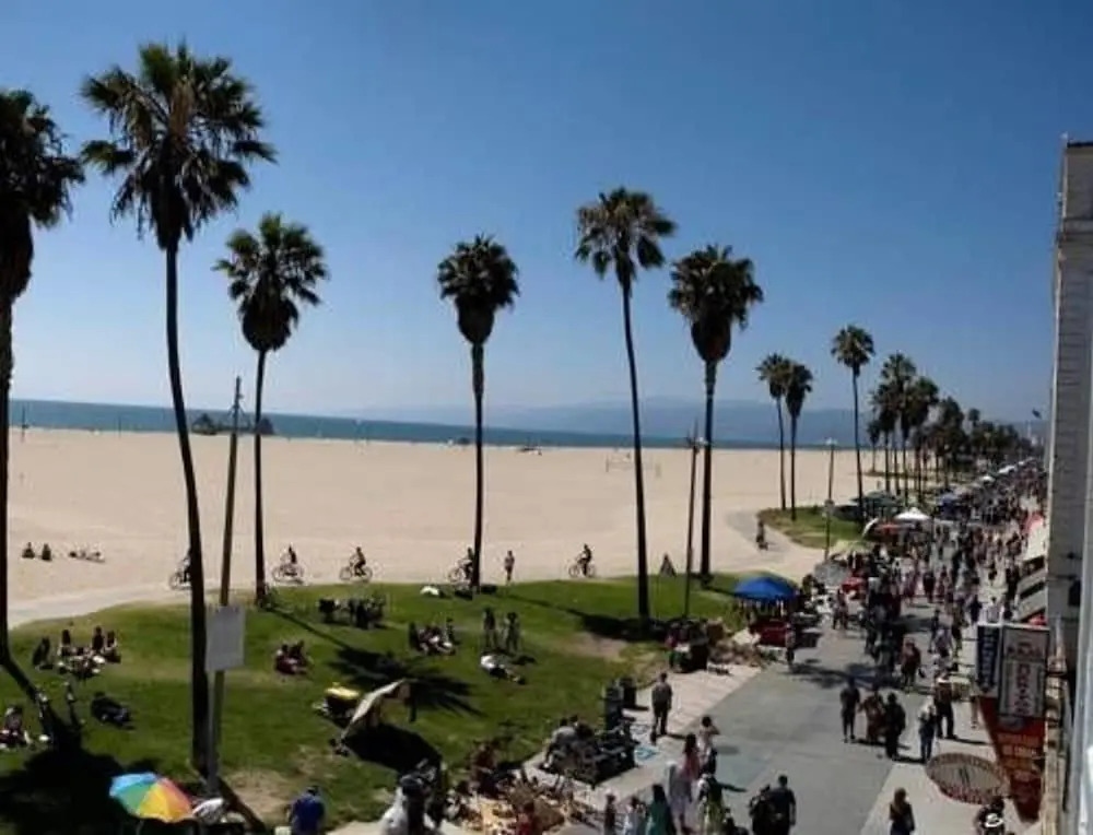 935 Venice Beach - Studio Apts