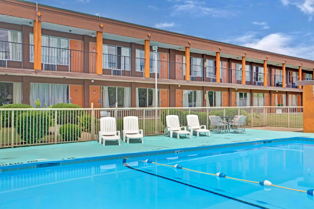 Days Inn by Wyndham Benson