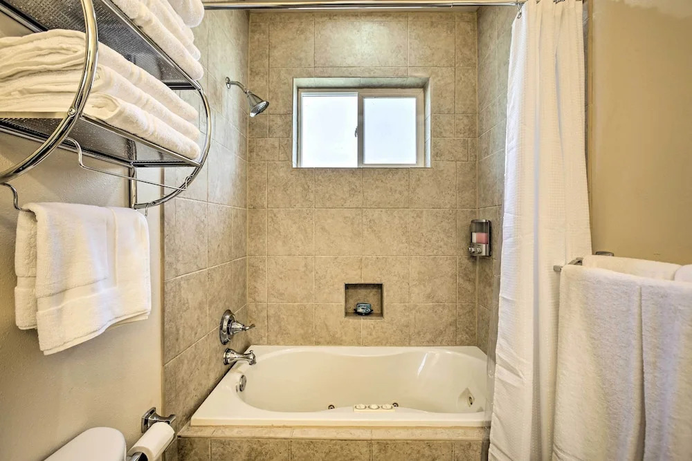 5 Mi to Bourbon St: Nola Home w/ Fenced Yard!