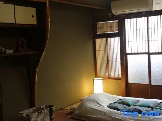 Dozen Ryokan. over 100 years old.Cafe on the ground floor.550m from JR Kyoto station.