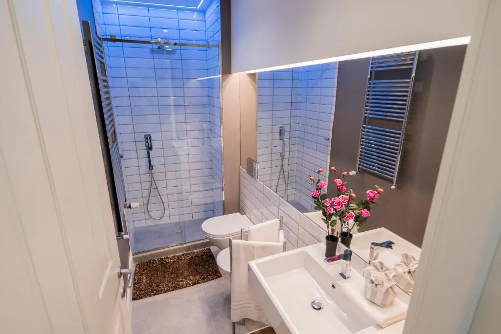 Oltrarno Lily Suite