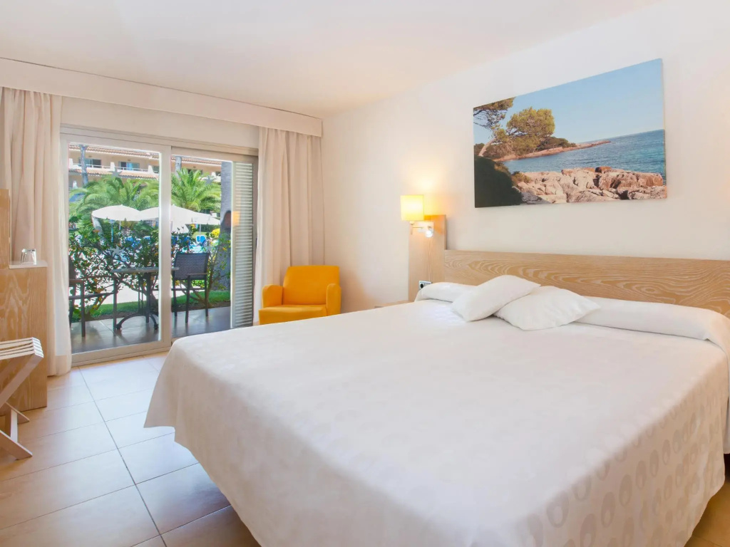 Отель Iberostar Waves Pinos Park
