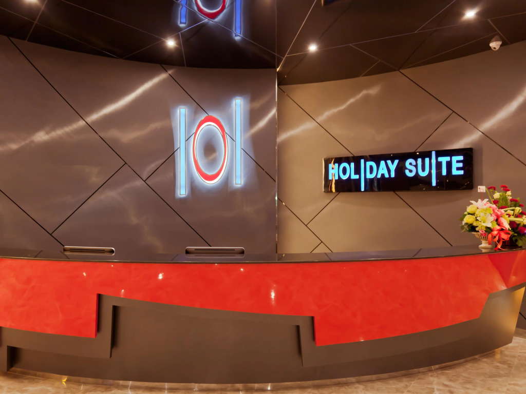 101 Holiday Suites