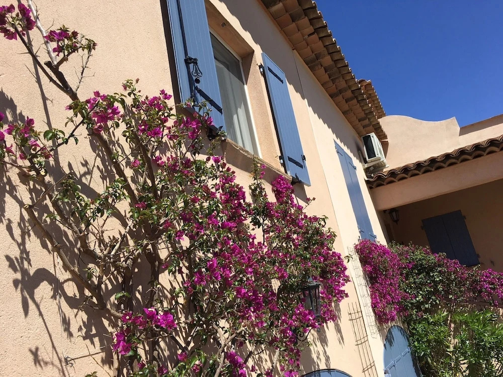 Beautiful Villa With Private Pool, Lovely Terraces, Privacy and Near St. Tropez