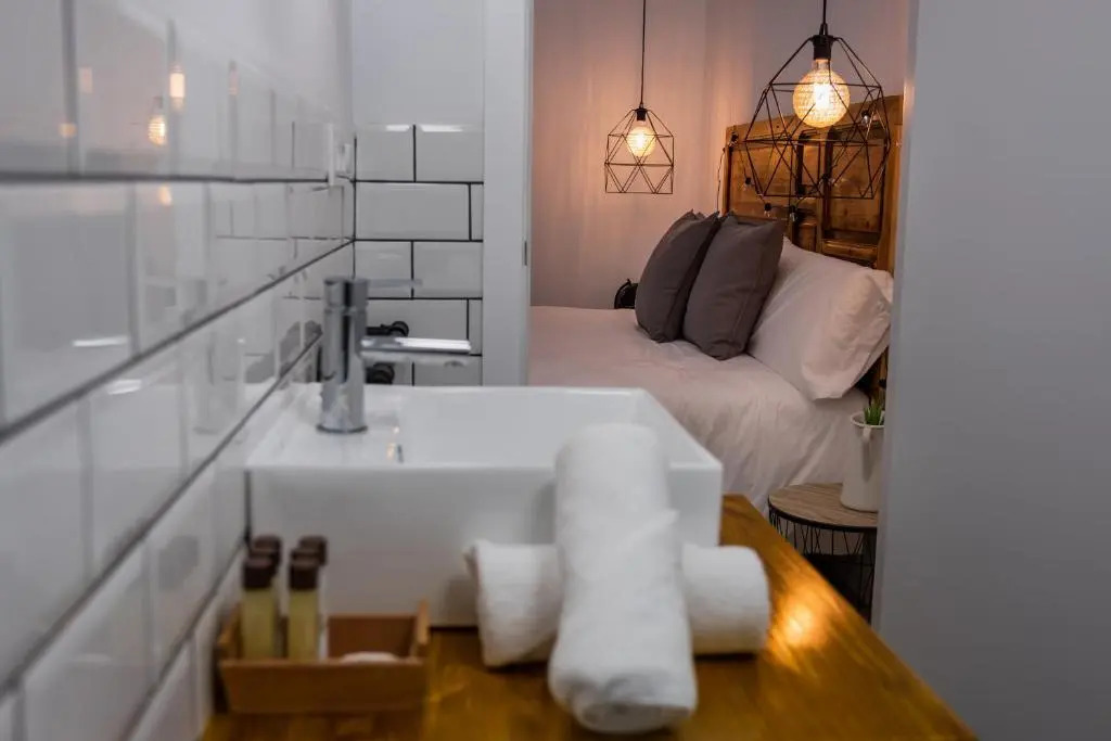GOMEZ ROOMS