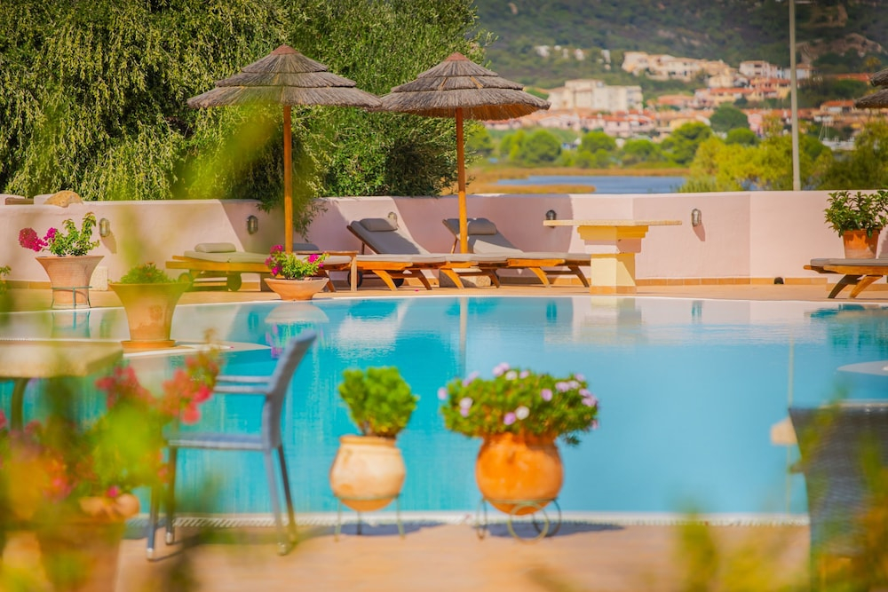 Hotel with swimming pool near Baja Sardinia