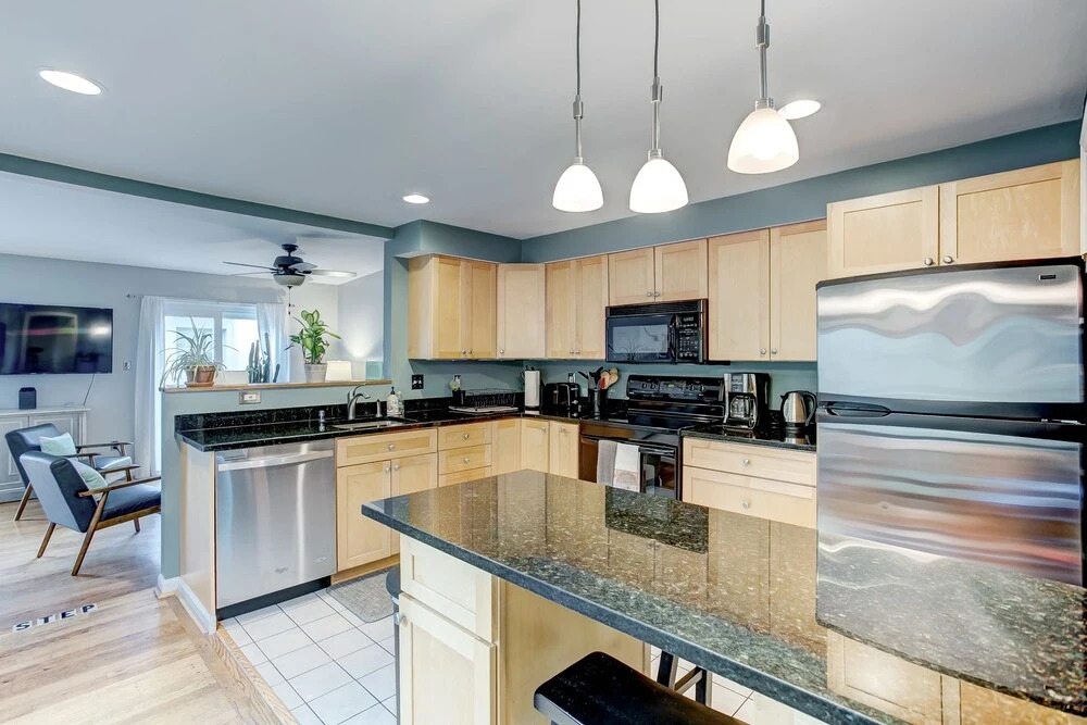 Upscale Home 2 Blocks From Harbor W/2-car Garage