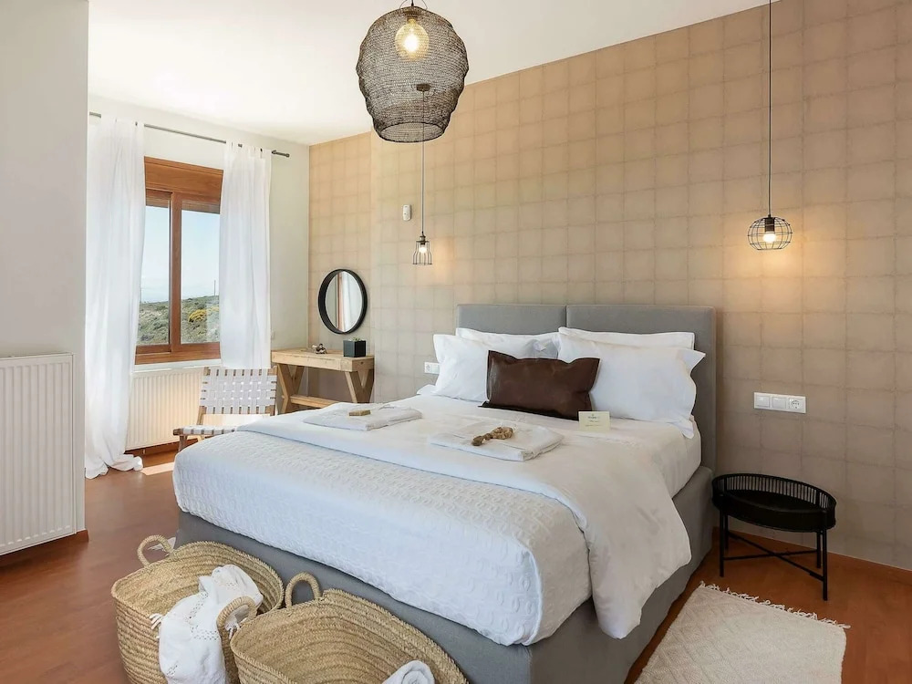 Villa in Agia Pelagia With Pool & Sea Views