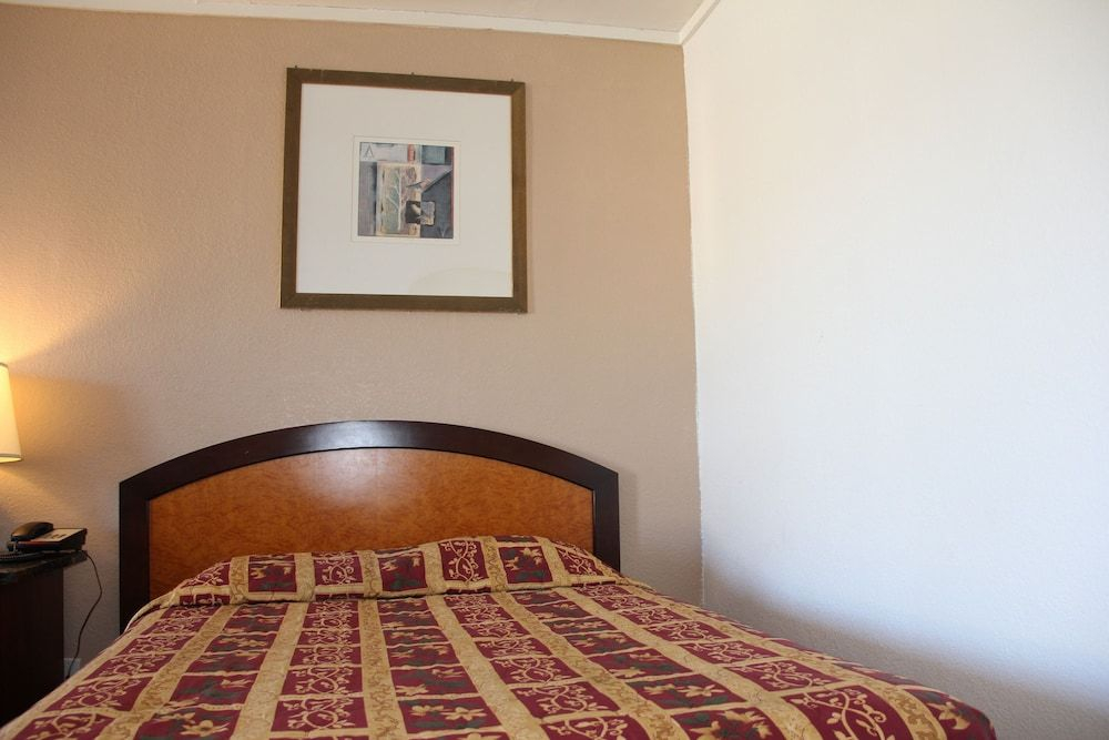 LoneStar Inn and Suites