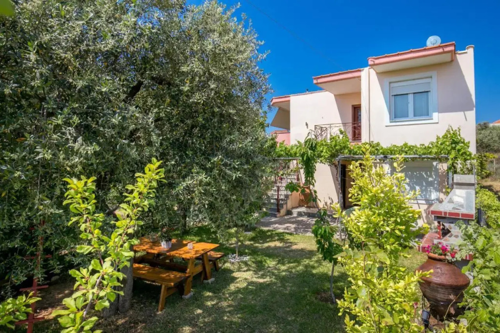 Mantos Apartment