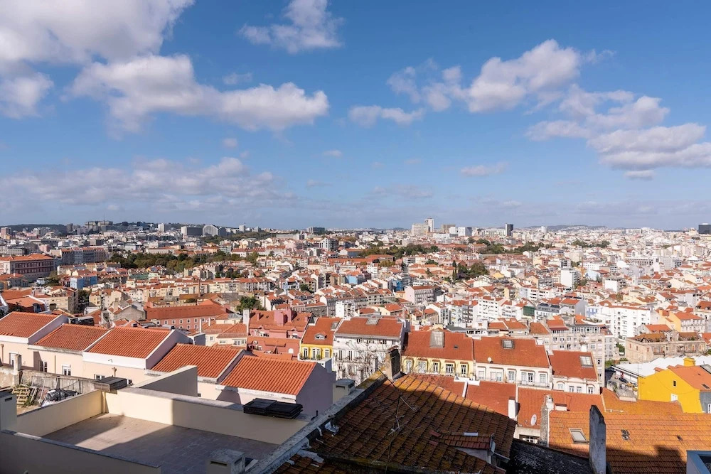 Guestready - Bright 2BR Apartment in the Heart of Graça