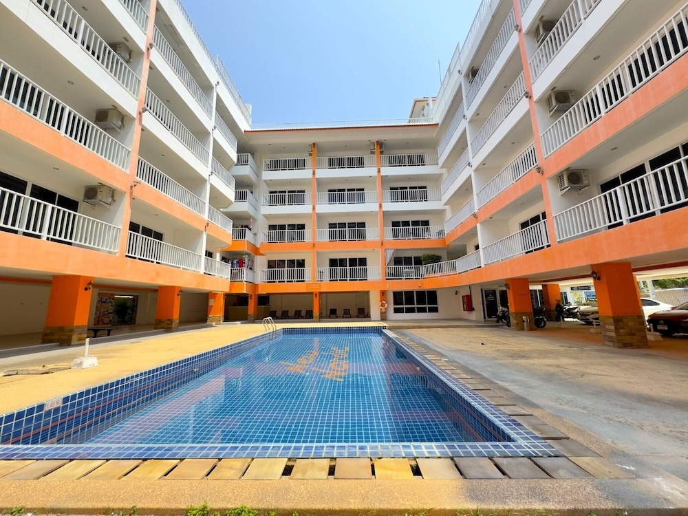 Pool-view Studio With Balcony - New Nordic VIP 4, Pratumnak