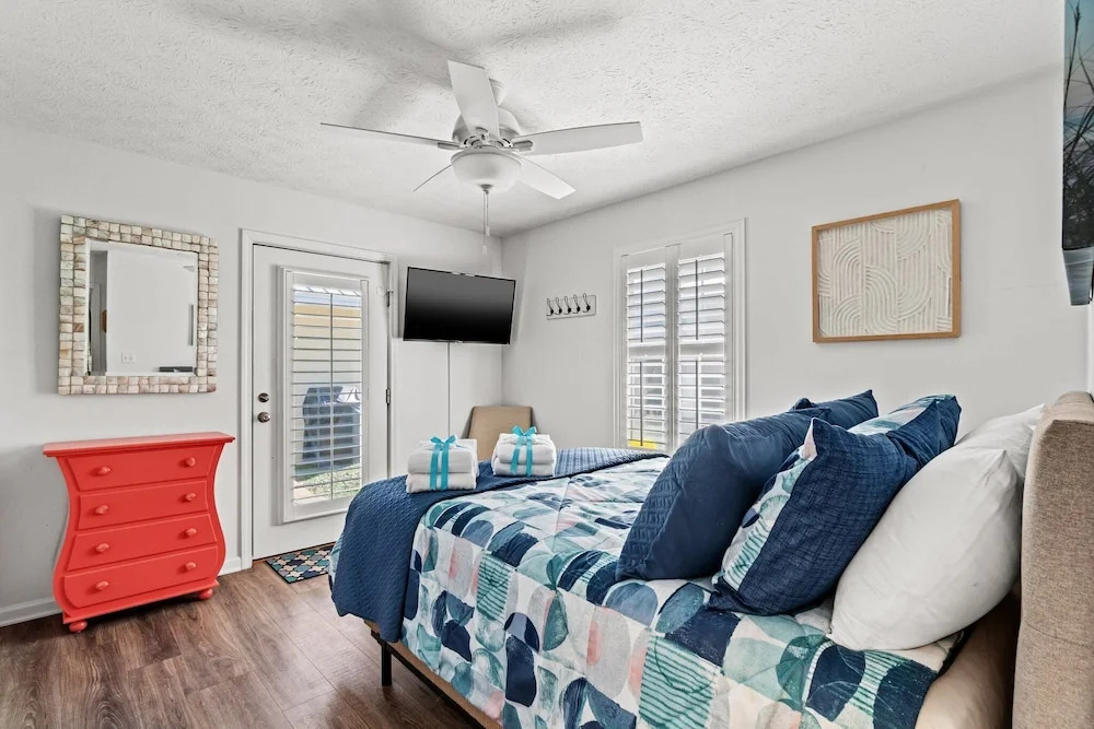 Contemporary Bungalow / West End PCB / Available NOW! / Perfect for Family