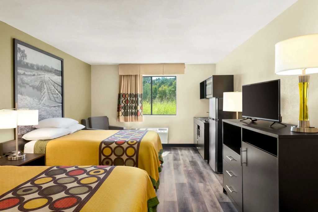Super 8 by Wyndham Clinton