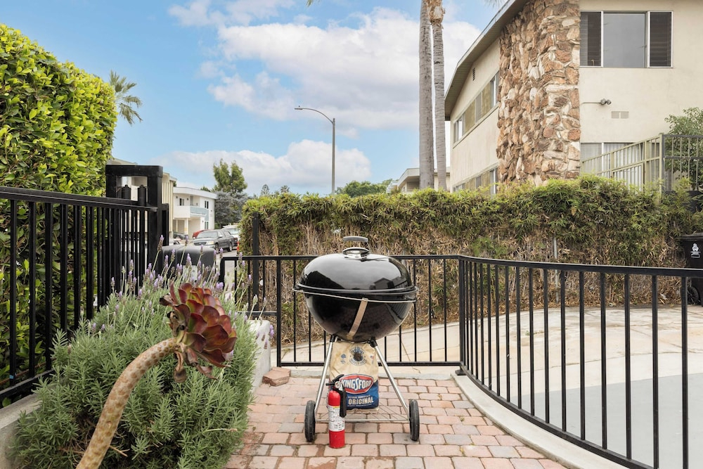 10mins to Rodeo Drive, 15mins to Venice Modern 4bdr Shenandoah by Avantstay