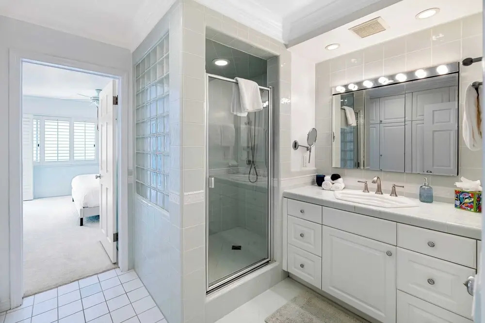 Oceanfront Gem w/ Balcony, Pool, Hot Tub & Carbon Beach Access Bluewater Haven by Avantstay