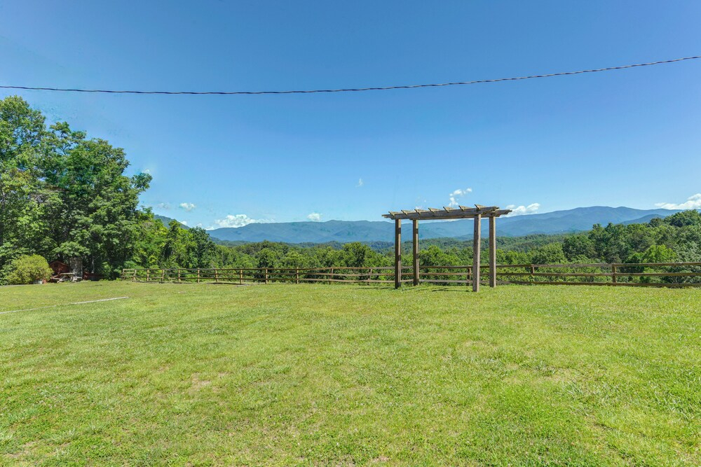 Bryson City Cabin in Smoky Mtn with Resort Amenities