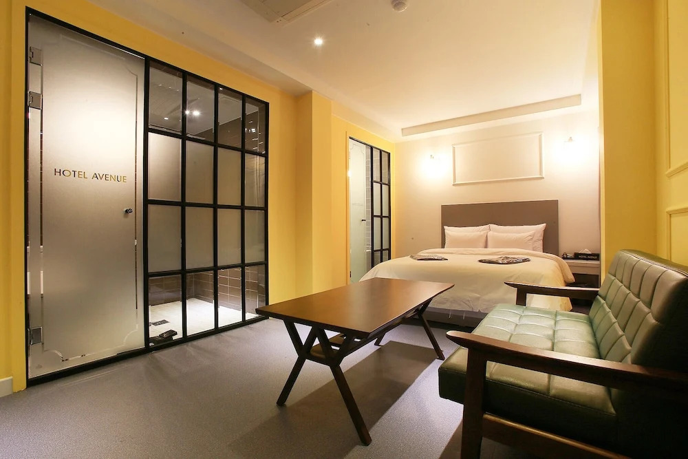 Avenue Hotel
