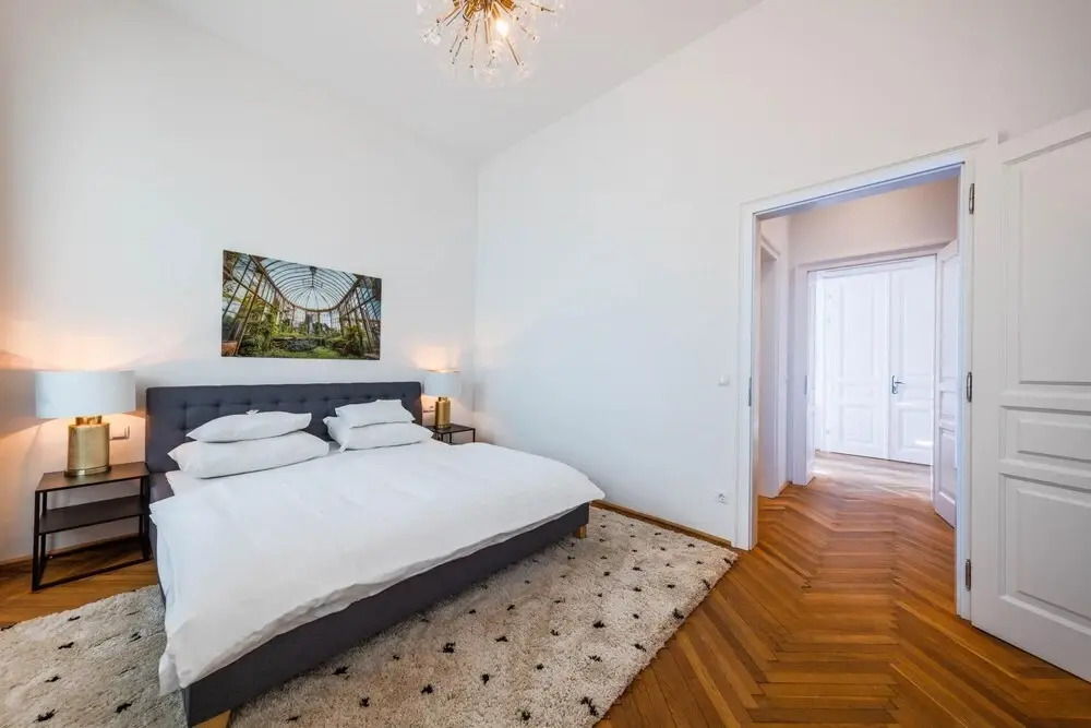 Deluxe Apartment With Parking and Office Next to the City Park