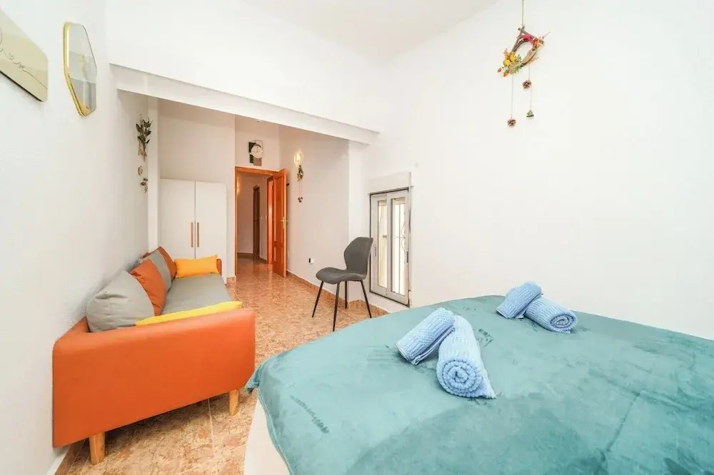 4-Bed Villa Sleeps 8 Pets Ok & 10 min to Beach