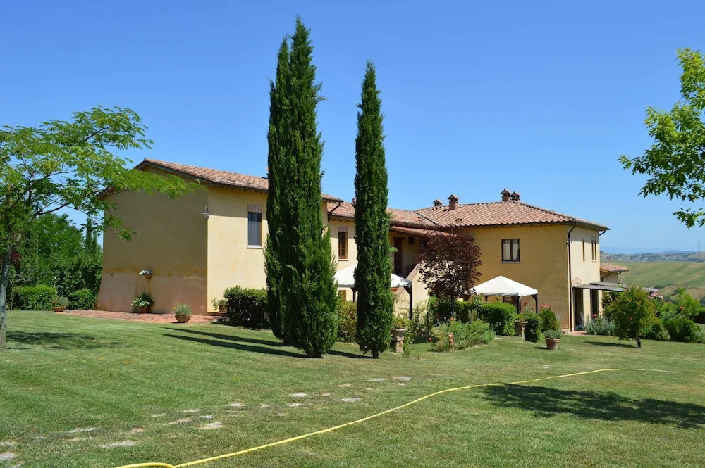 Large Apartment With Shared Swimming Pool in Crete Senesi