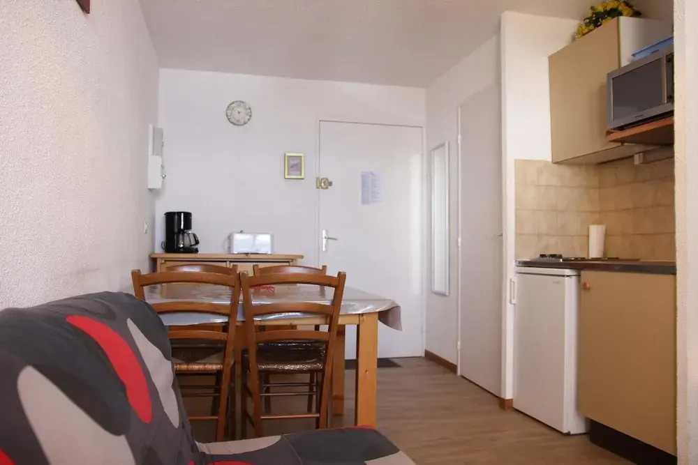 This studio of about 25m2 is quite, on the 5th floor Holiday home 1 ag