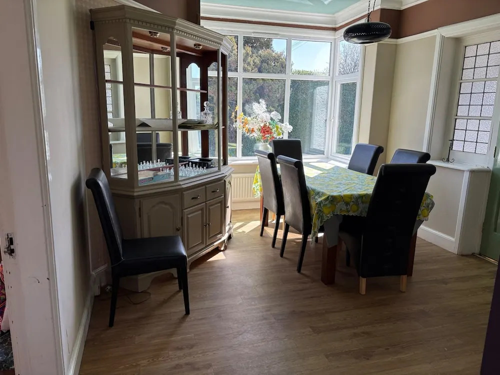 5 Bed Villa - Sleeps 10 - Pets - Garden - Parking