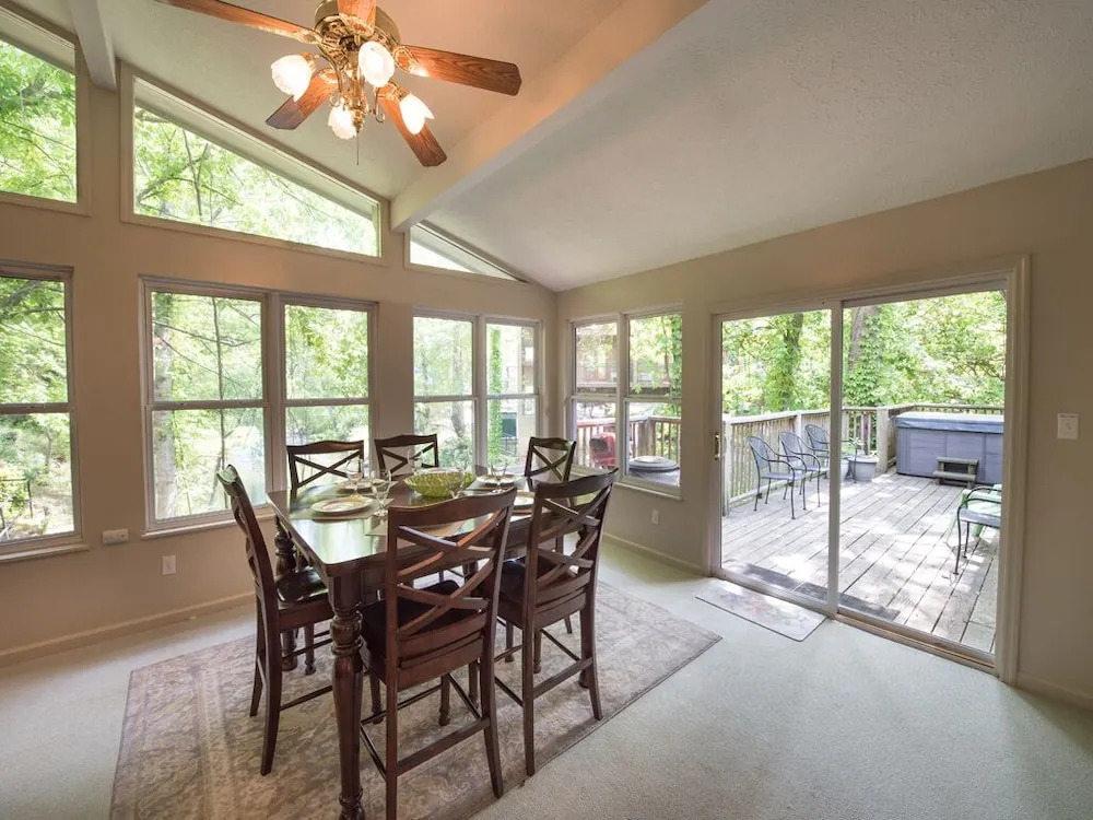 River Cottage 3 Bedroom Downtown Home with Hot Tub