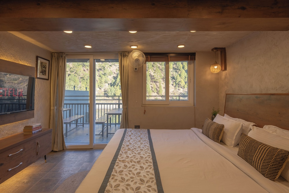 Alaya Stays Lakefront Escape 2BHK Suite