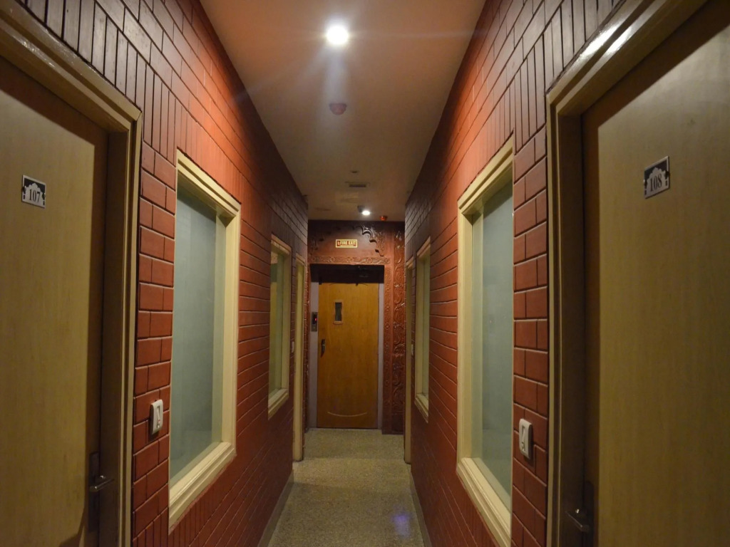 OYO 694 Hotel Malik Residency