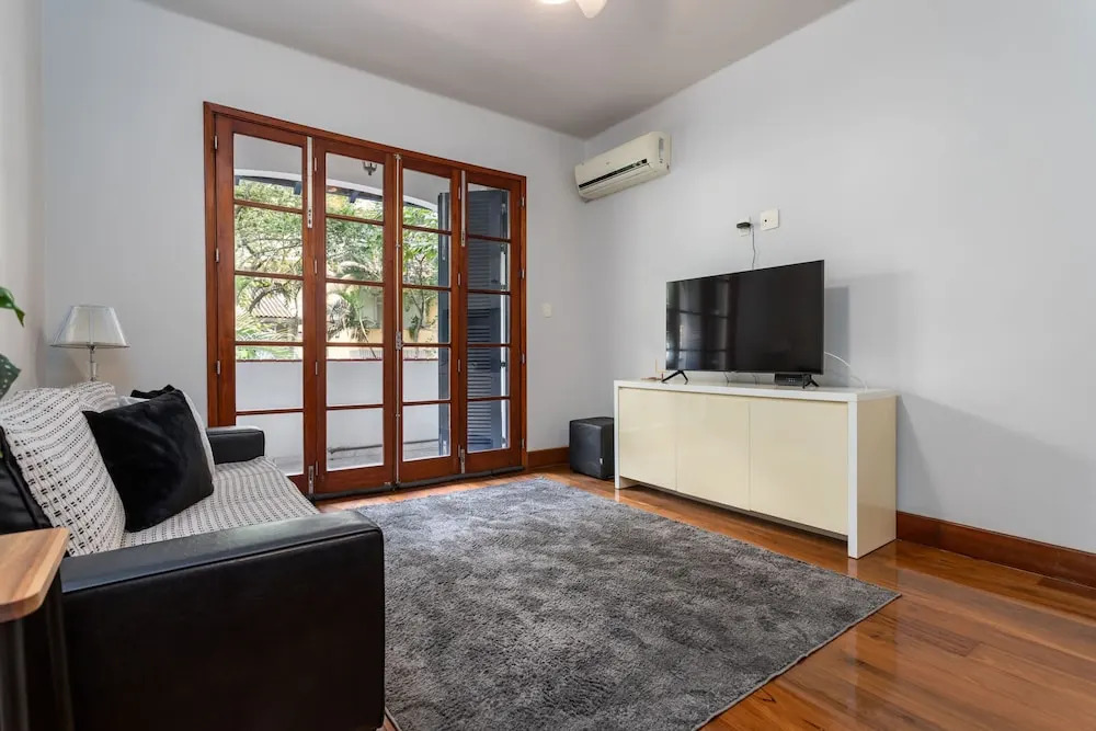Close to the Underground and 10 Minutes From the Beach Mfb302