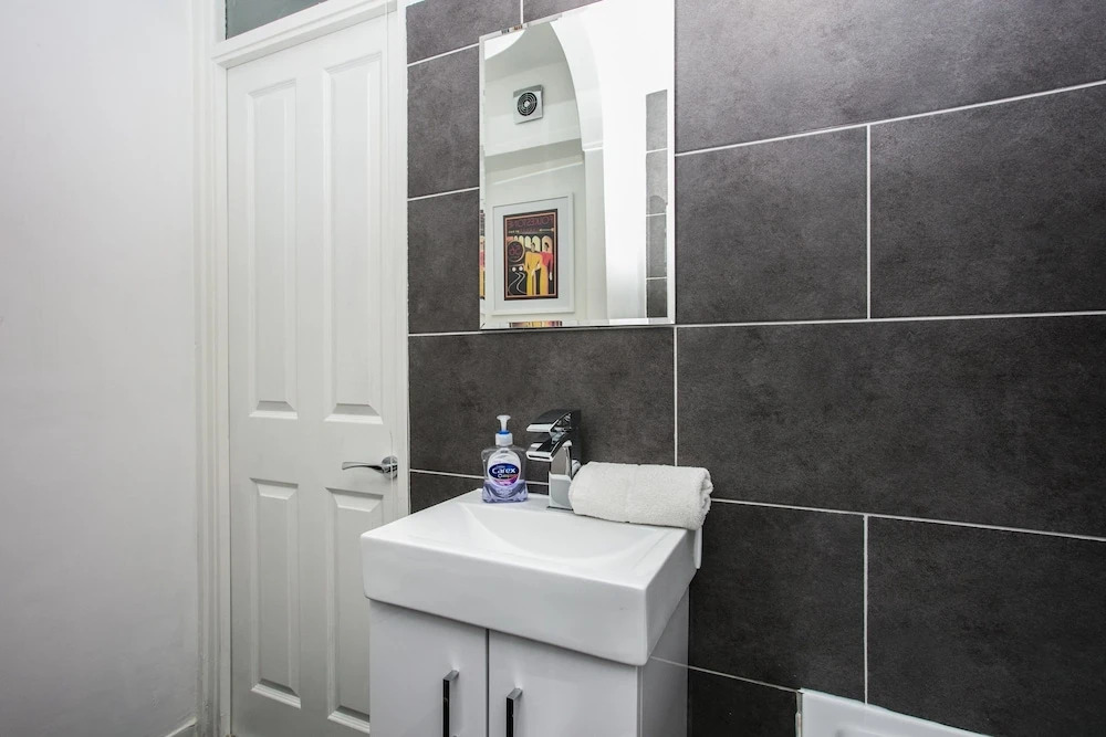 2 Bedroom Flat In Old Street With Private Balcony