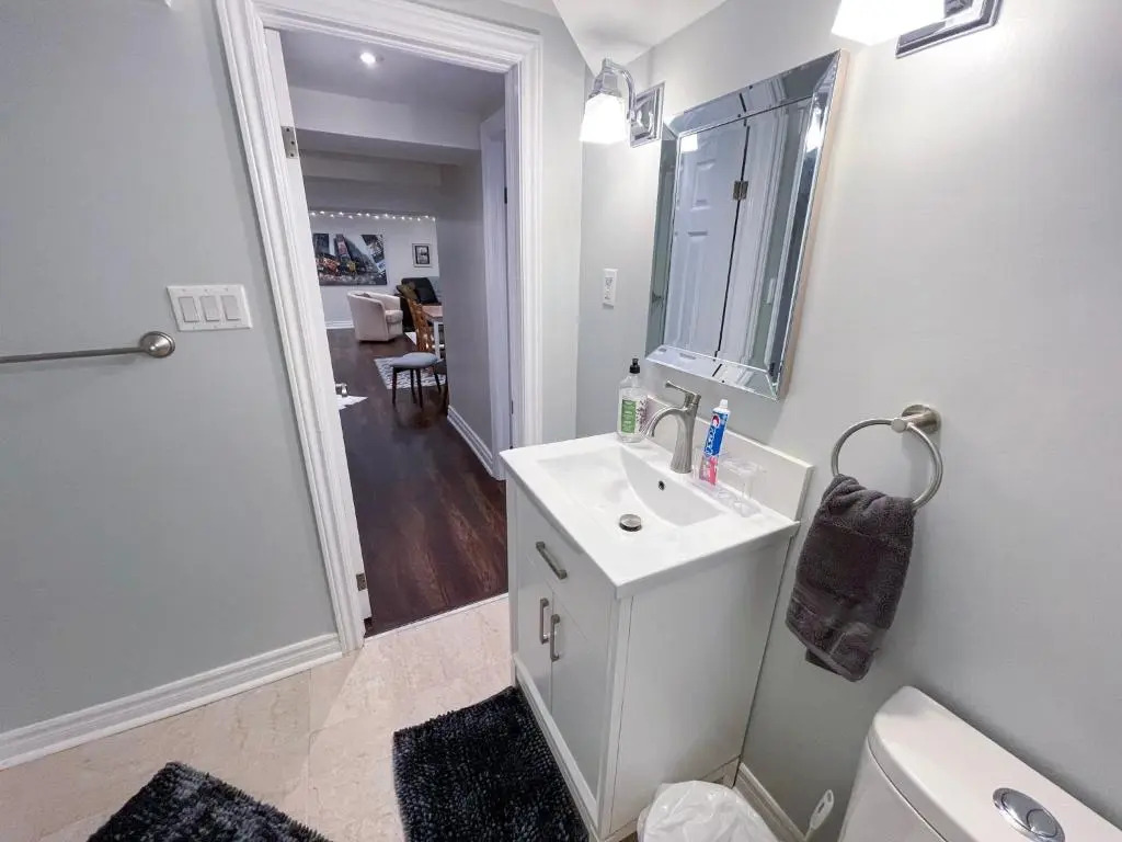 Spacious & Renovated 1BD Suite w/parking