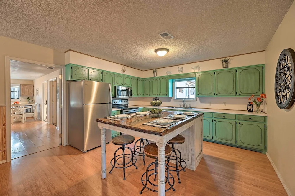 Pet-friendly 'shady Oaks' Broken Bow Gem w/ Patio!