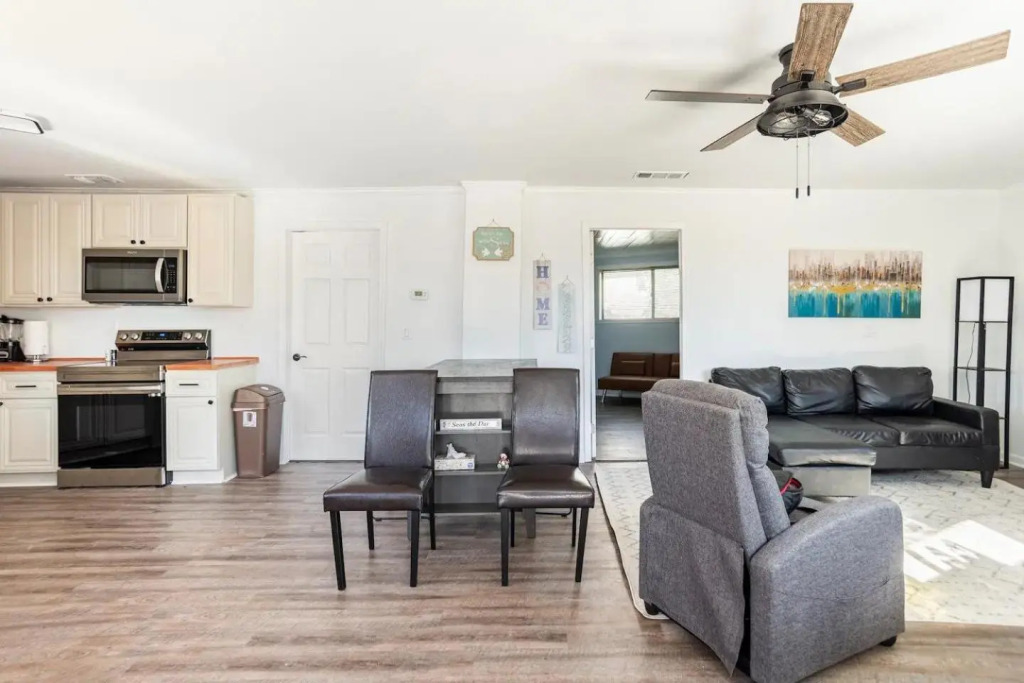 Unique 2 bedroom Home - Walk to Beach