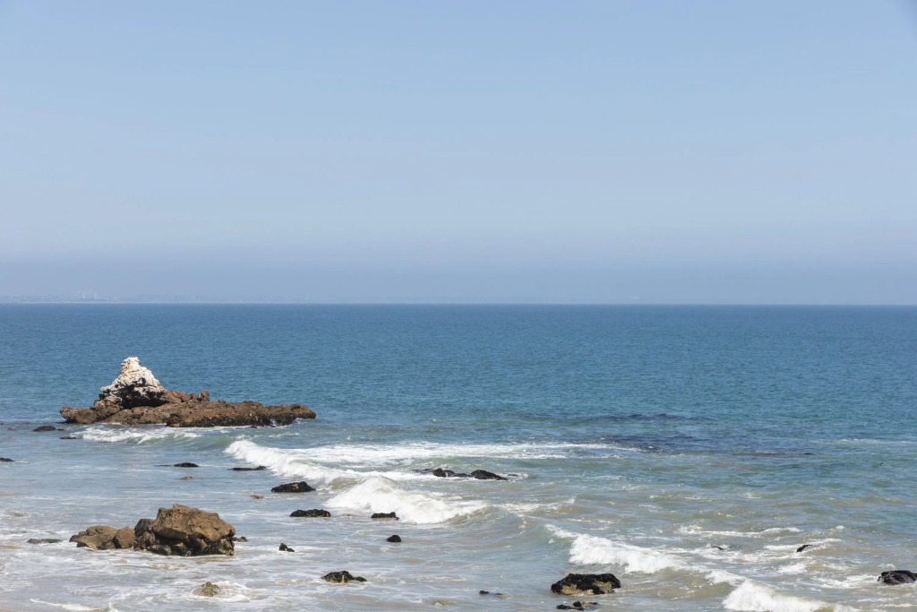 Malibu Beach House Bliss by AvantStay | Beachfront + Private Beach Access, Malibu