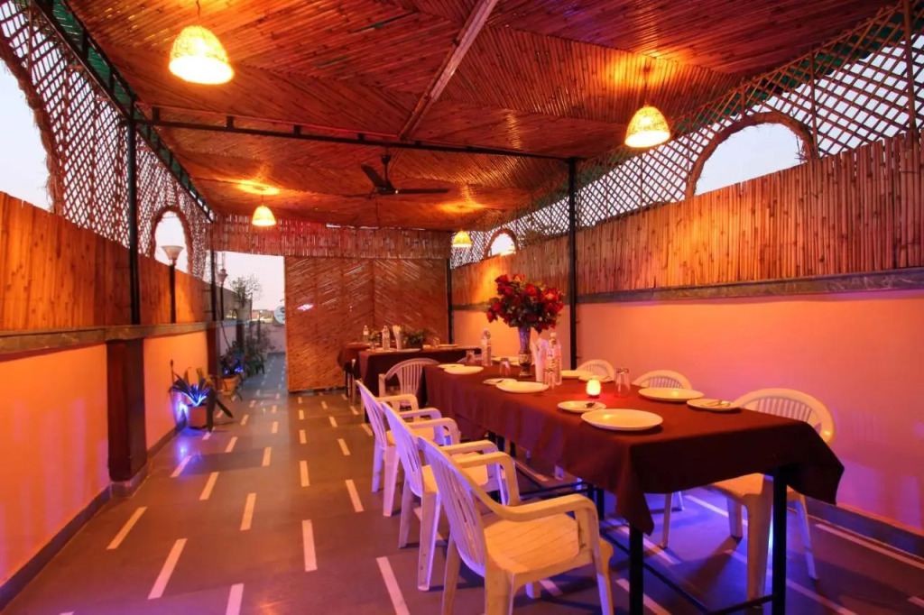 Star view by Hotel Black mooncouple friendly Near Rk ashram Metro