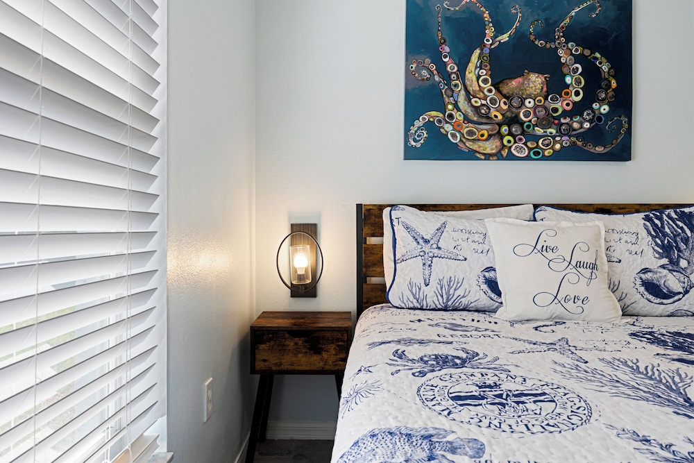 Ultimate Family Escape Near Disney - Sparkling Pool, Hot Tub & Epic Private Movie Room