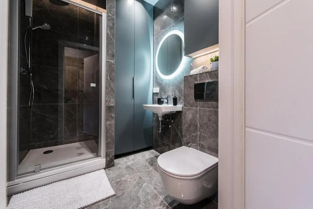 Trendy APT w/Balcony & Self Check-in, By Cohost
