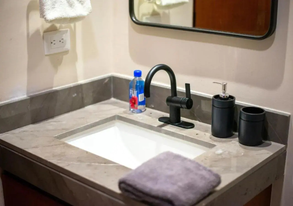 Modern chic 1 bedroom apt w/ rooftop infinity pool