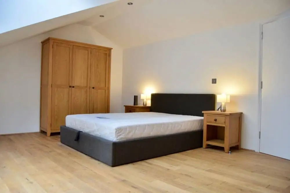 Bright 2 Bedroom Property With Easy Access to the City