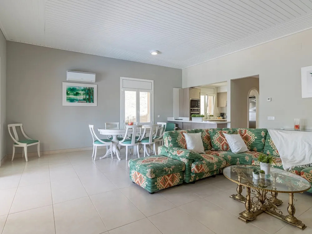 4 bedroom villa with pool in the channel of Empuriabrava