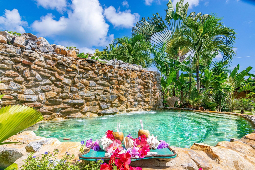 CHALET TROPICAL Hotel & Pool Bar Restaurant